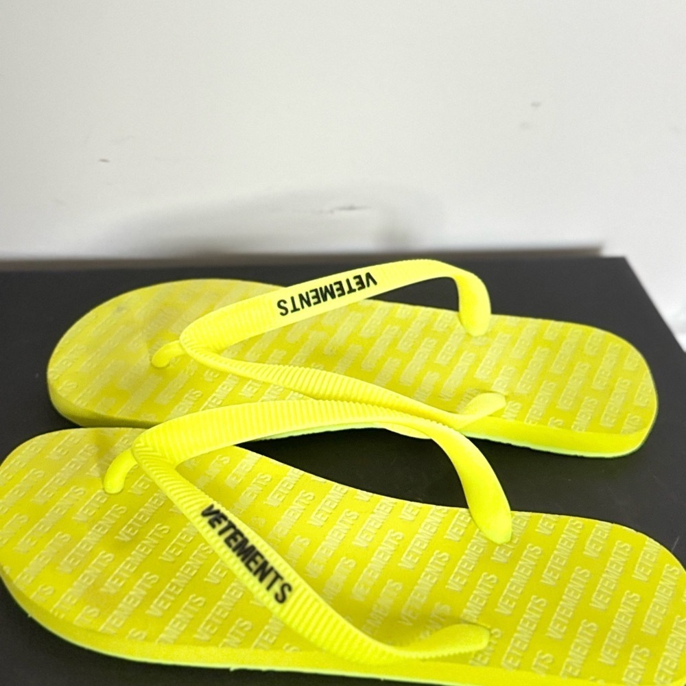 Vetements Black Sandals Limited Edition FlipFlops Streetwear Authentic Neon Logo